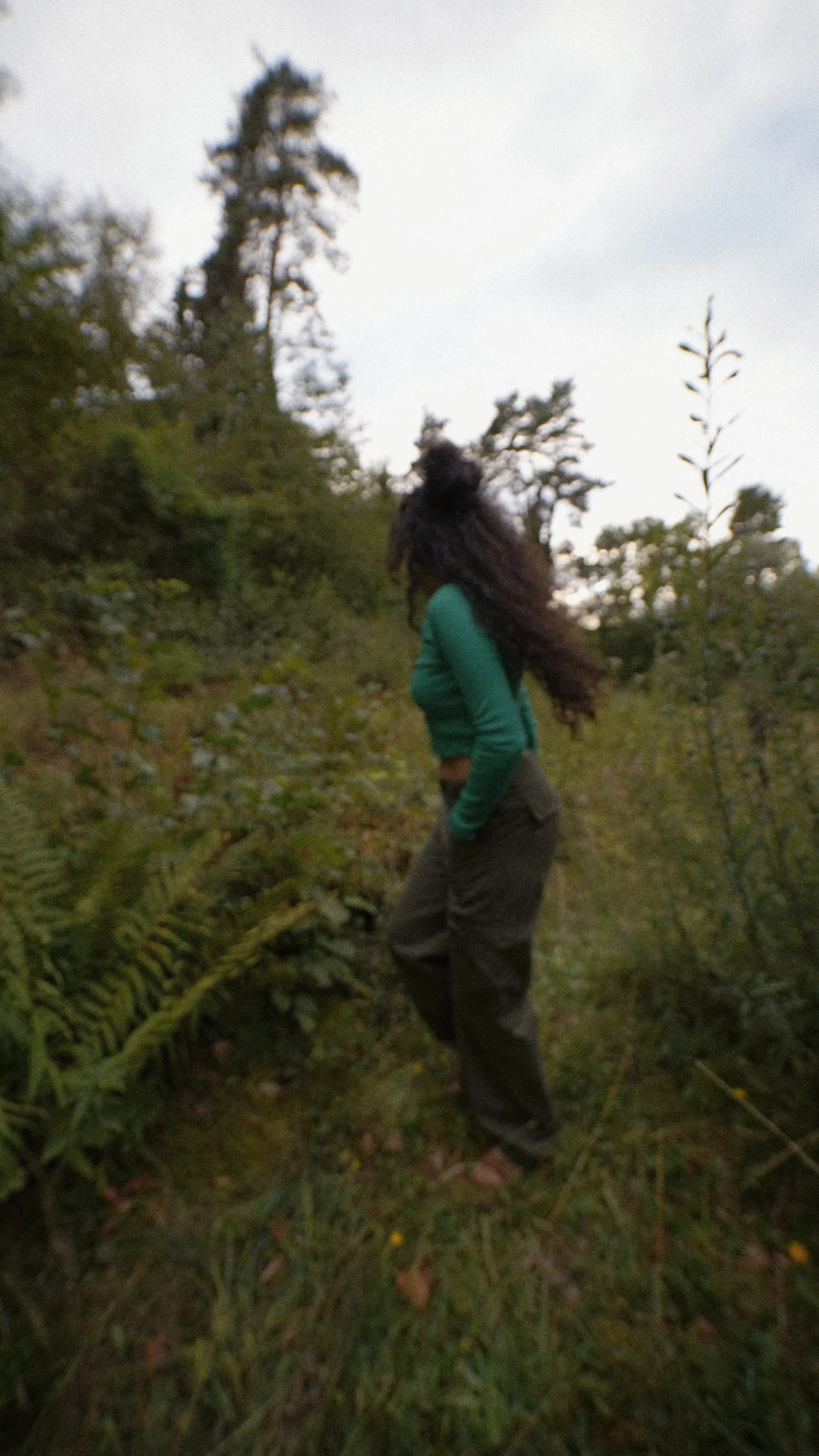 Cheveux au vent dans le jardin